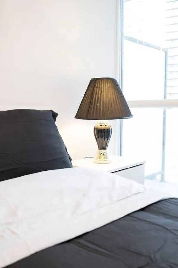 Classy 1Br Plus Den W Amazing Skyline View And Wfh トロント 別荘