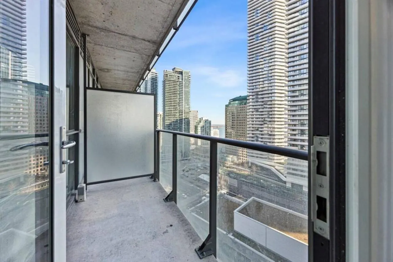 Nyaraló Classy 1Br Plus Den W Amazing Skyline View And Wfh Toronto Kanada